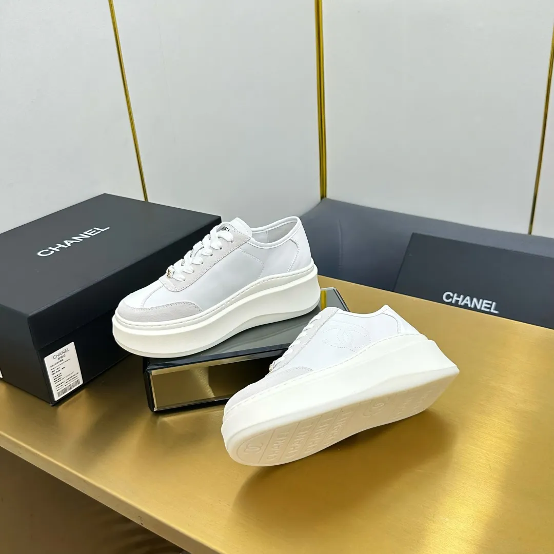 👟👟Ex-factory price 600👟👟 Upgraded version, upgraded version, upgraded version! No rebuttal accepted! ! ! ! Chanel Chanel panda shoes! 2025 counter's top casual sports shoes. This classic design; the upper is electro-embroidered with a variety of techniques; the outsole is fashionable and sporty; the unusual inclusion of a variety of color matching elements... The diversified mix and match is very good-looking and versatile, and can be used for leisure, fashion, sports, and outdoor... ꫛꫀꪝ Go➫ Materials: ❶Upper made of: original imported first-layer silk cowhide + original waterproof cloth + original first-layer cowhide ❷Inner lining: Original Yangli+Net ❸Outsole based on: Original TPU combination outsole Counter boutique packaging complete set for women 35–41 👉 👉